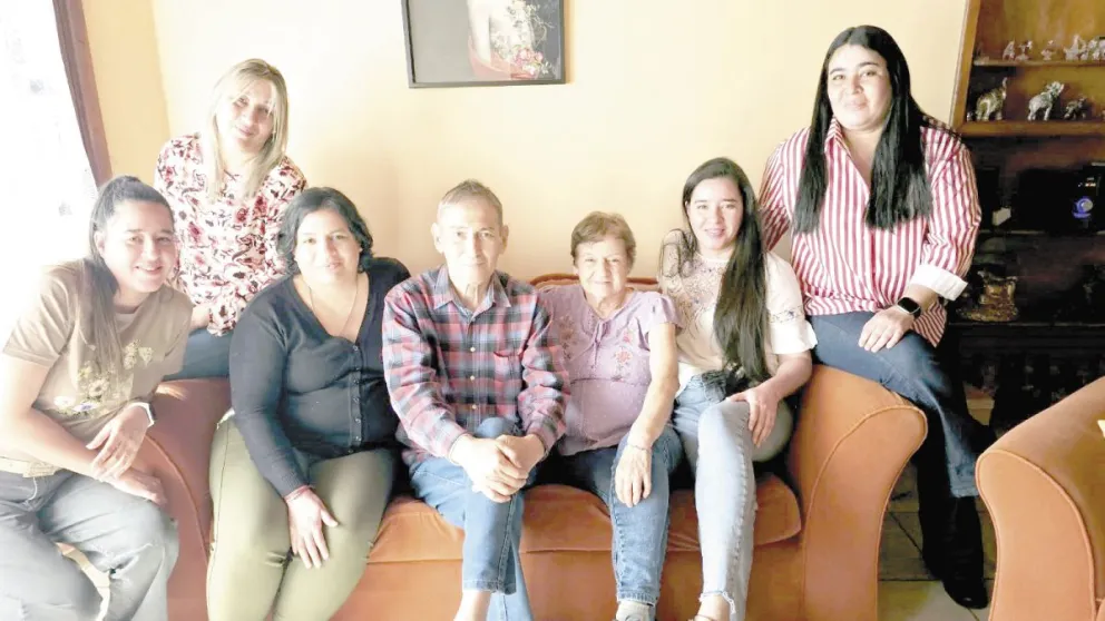 Mali, Griselda, Mariana, papá Domingo, mamá Alicia, Eugenia y Cristina Lovera. Foto: Esteban González