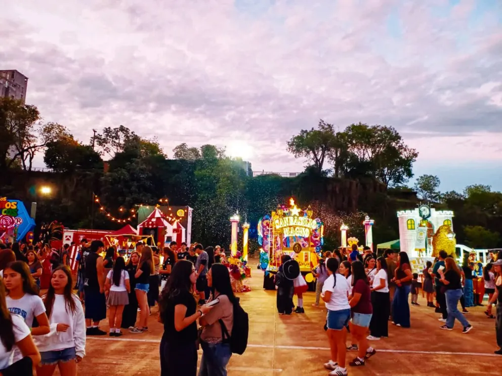 El cielo dio un respiro y los colegios pudieron por fin mostrar sus talentos en la Expo Carrozas, antes de la doble noche de Show de Cierre de la Estudiantina, con un ojo puesto en el pronóstico.  	Foto: María De Perini