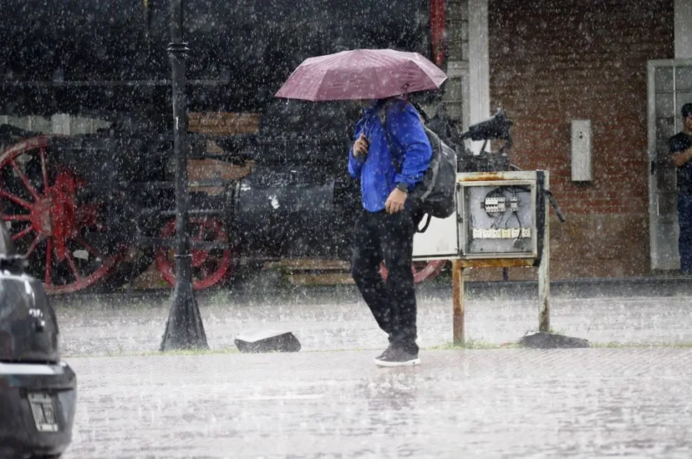 Misiones enfrenta una noche de tormentas y advierten que lo peor de las lluvias podría llegar entre jueves y viernes. Foto: Julián Grondona