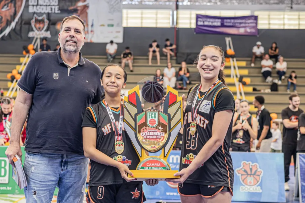 Paulina -derecha- levantando la copa sub 13 hace unos días atrás; ayer fue otra vez figura pero con la sub 17 del Instituto MF. 