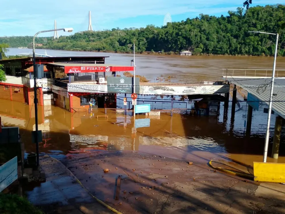 El Puerto de Iguazu sigue bajo agua. Foto: Norma Devechi
