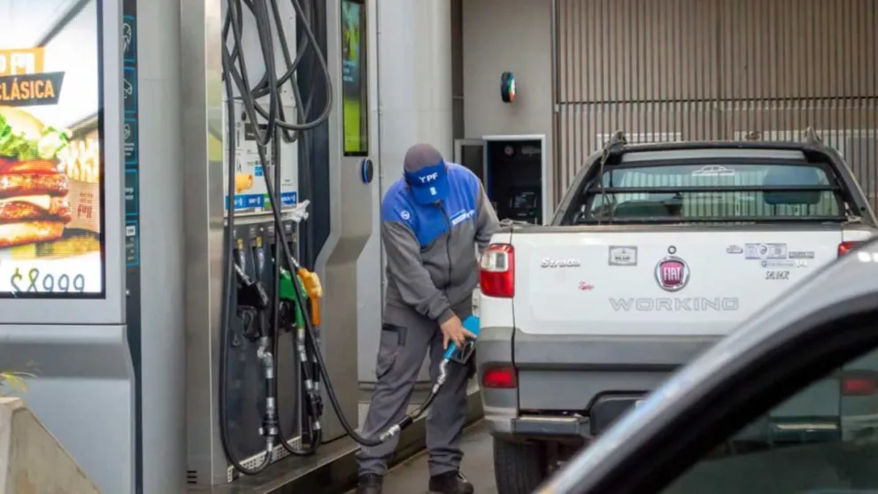 Las estaciones de servicio registran cambios en la manera en que se carga combustible. Foto: María De Perini