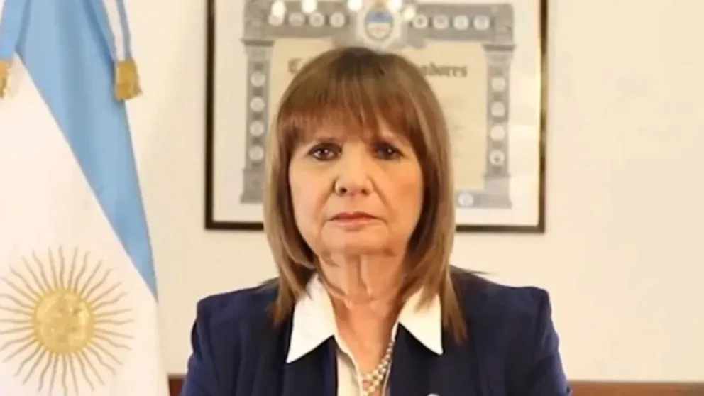 Bullrich se presenta en un video en redes sociales con música de Plan B.  