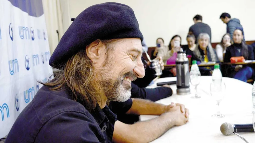 Chango Spasiuk visitó la facultad de Humanidades y habló de la música de Misiones y su modo de sentir el chamamé. //Foto: Julián Grondona.