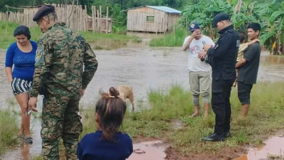 Por la crecida del arroyo Capilla, en Jardín América fueron evacuadas 25 personas y puestas a resguardo. 