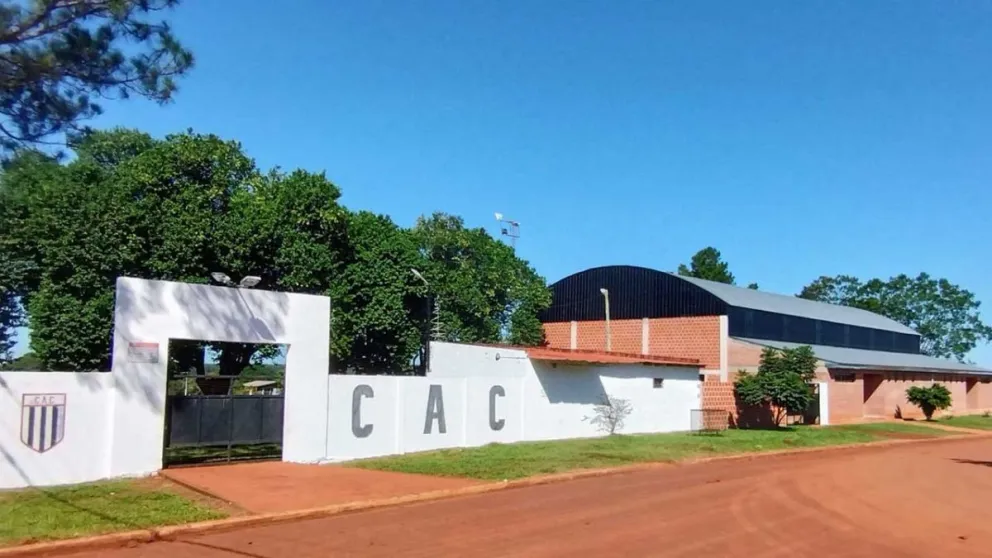 El club apunta a ofrecer más servicios y sumar socios. De fondo la obra que esperan concluir: el polideportivo. Foto: CAC