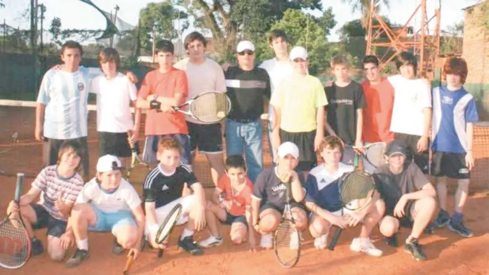 Una postal de hace algunos años atrás, con los chicos del Hércules en la antigua cancha de tenis de polvo de ladrillo. 