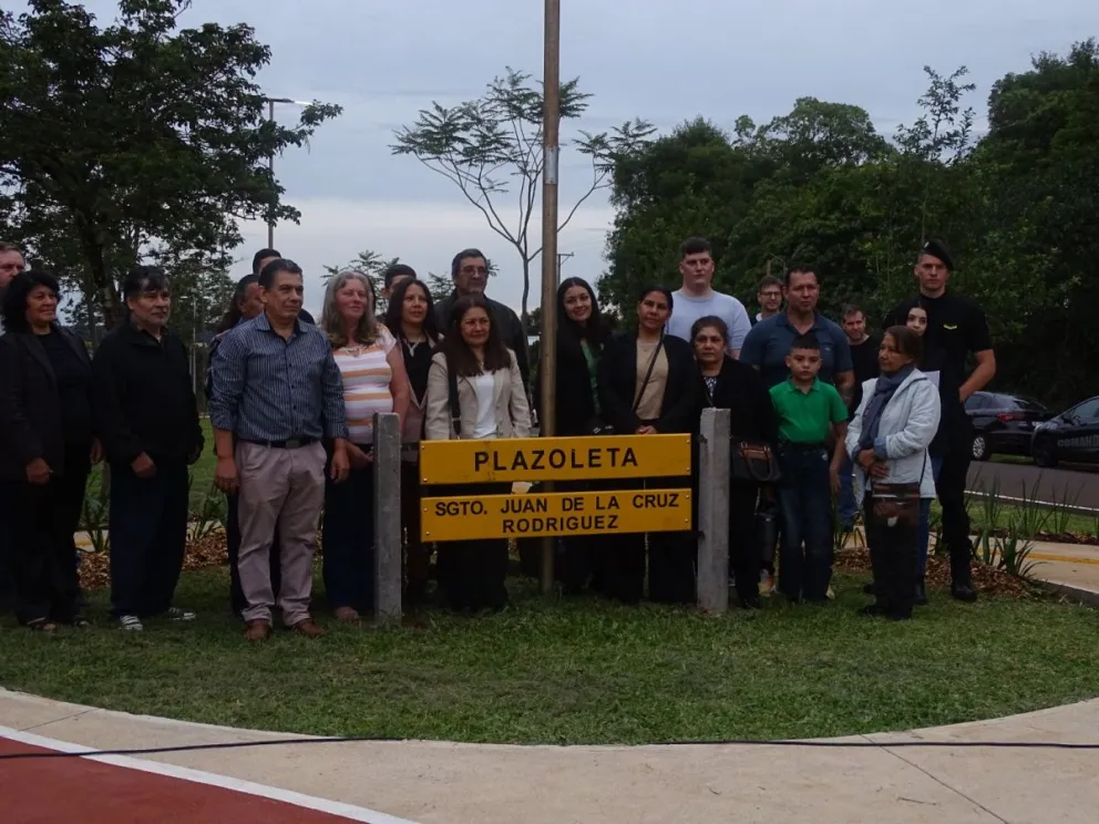 Familiares de Juan de la Cruz Rodríguez y efectivos de la Policía participaron del homenaje que dejó su nombre en una plaza de Oberá. Fotos: Luciano Ferreyra