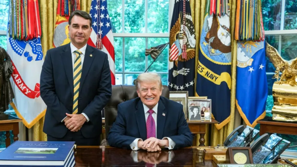 Imagen de archivo de Flávio Bolsonaro junto a Donald Trump en la Casa Blanca el 26 de mayo de 2026. (Foto: Truth Social / @realDonaldTrump)