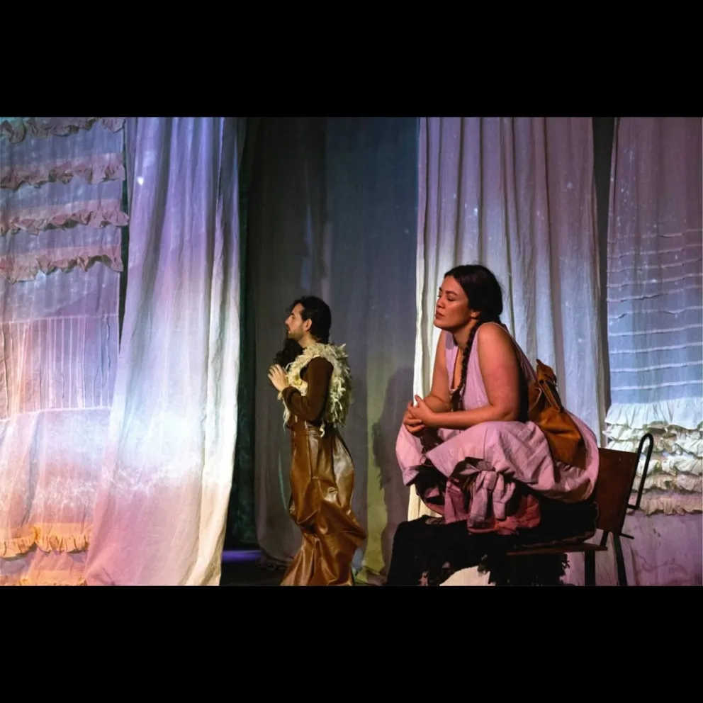 Flor Bobadilla Oliva conquistó el Premio María Guerrero como Actriz Revelación por su papel en la obra teatral musical  “Las Aventuras de la China Iron”. Fotos: Instagram   