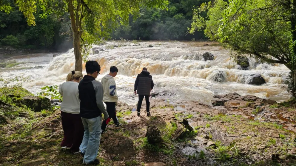Los saltos del Tabay casi imperceptibles por la crecida. // Foto: Esteban González