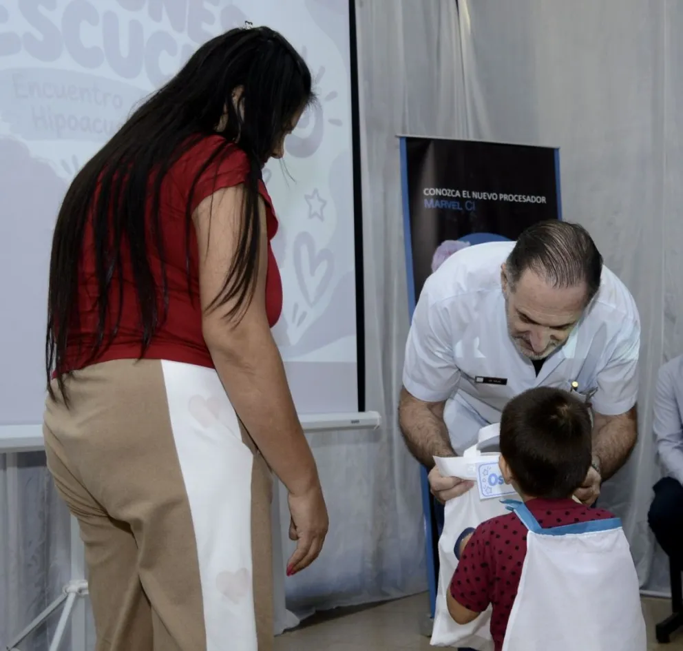 Los niños recibieron sus vinchas auditivas acompañados por sus familias. // Fotos: Julián Grondona.