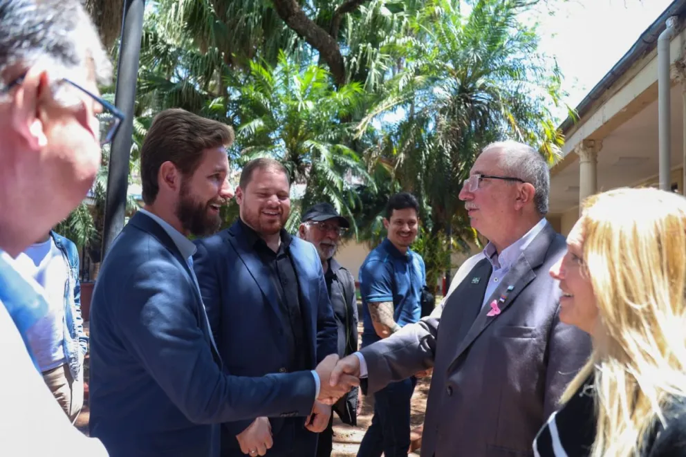 El gobernador recibiendo a la comitiva brasileña.