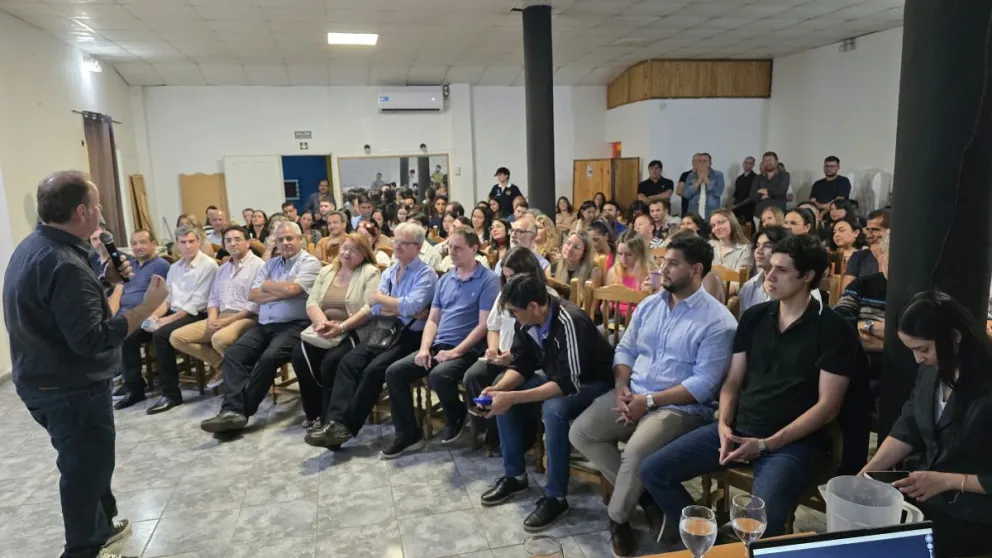 Rolando “Rolo” Roa ante los profesionales presentes 